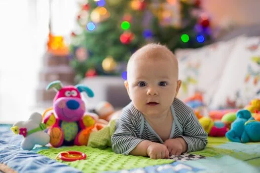 Baby foran juletræ